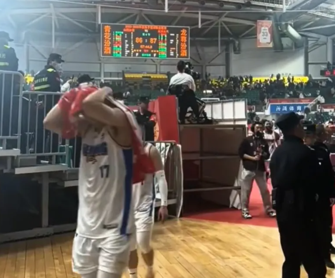 世界杯官方app下载平台-朝球员吐口水！山西球迷太猛了，令人大开眼界！